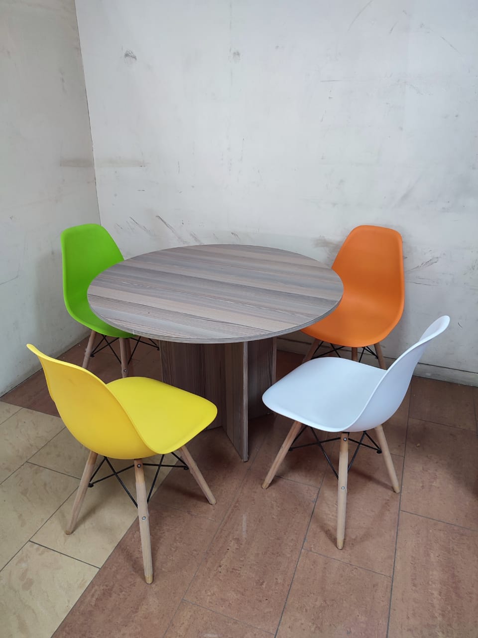 Round table + 4 seats